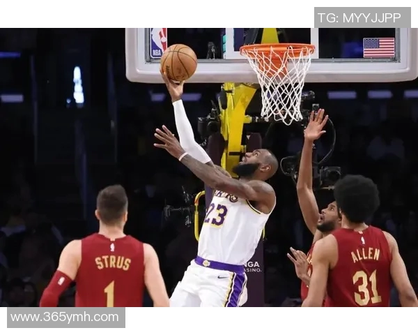 詹姆斯跨界挑战足球场展现运动天赋与激情的精彩瞬间